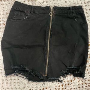 DENIM zip up Black mini skirt 🖤 size large